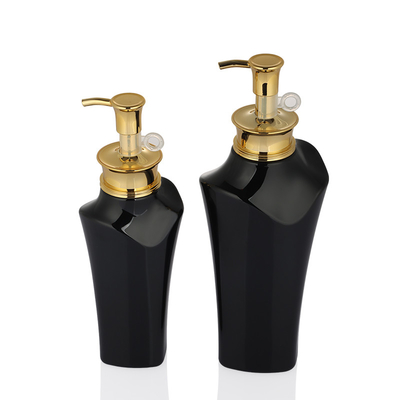 In het groot van kylieschoonheidsmiddelen van HUISDIEREN unieke hibiki zwarte de douanelotion die de gouden fles van de pompshampoo verpakken