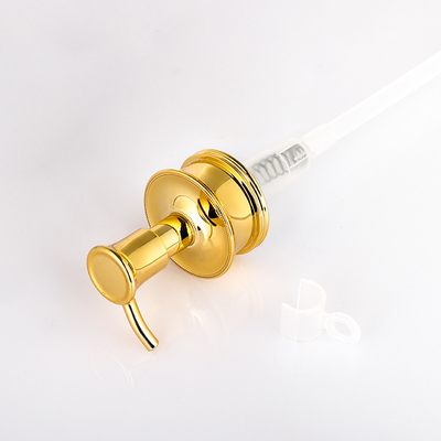 In het groot van kylieschoonheidsmiddelen van HUISDIEREN unieke hibiki zwarte de douanelotion die de gouden fles van de pompshampoo verpakken