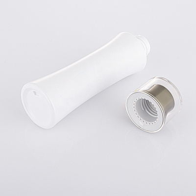 Witte plastic cosmetische shampoo-lotionfles met schroefdop