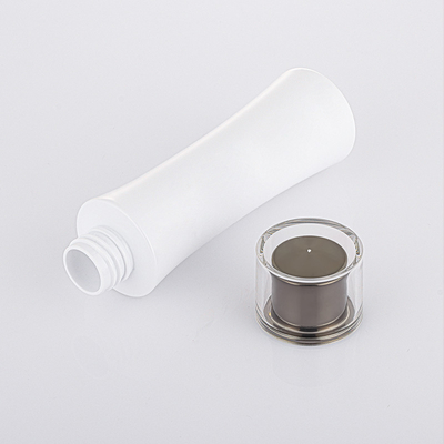 Witte plastic cosmetische shampoo-lotionfles met schroefdop
