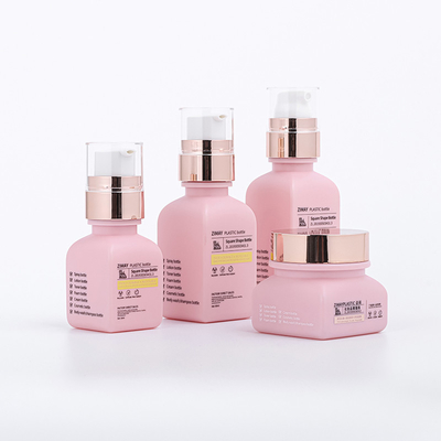 Naar maat gemaakte plastic die flessen voor het kosmetische Verpakkende kostuum van de skincarekruik worden geplaatst