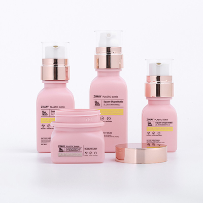Naar maat gemaakte plastic die flessen voor het kosmetische Verpakkende kostuum van de skincarekruik worden geplaatst