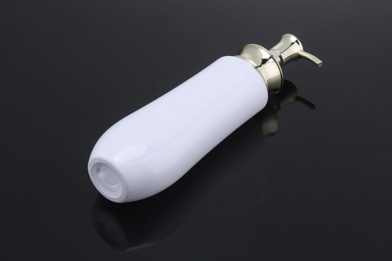 Past de Witte Roze Populaire Eenheid van het luxe300ml 500ml 700ml HUISDIER Logo Gold Pump Plastic Shampoo-Fles aan