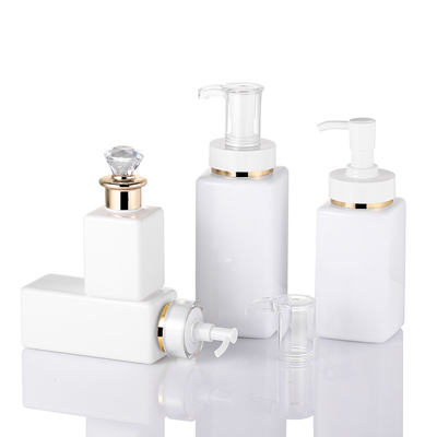 Hoog - het Wit van de kwaliteitsluxe past Vierkante de Lotionfles van het Shampoohaar met Diamond Gold Rim Cap aan