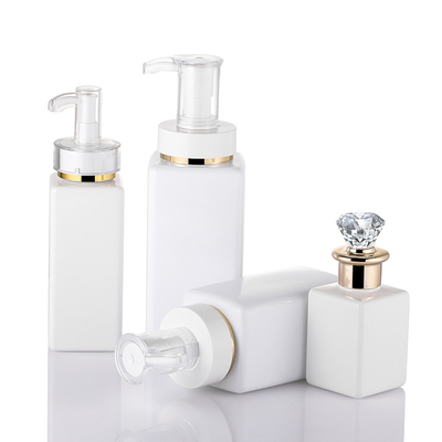 Hoog - het Wit van de kwaliteitsluxe past Vierkante de Lotionfles van het Shampoohaar met Diamond Gold Rim Cap aan